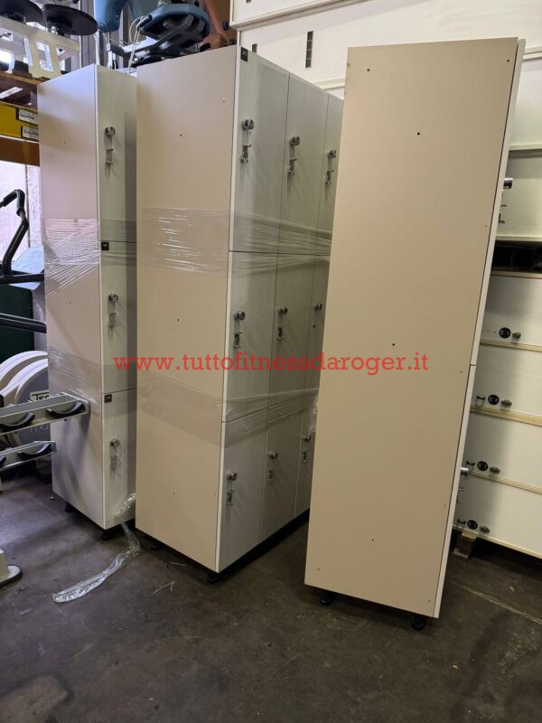 armadietti a 9 ante in legno colore bianco